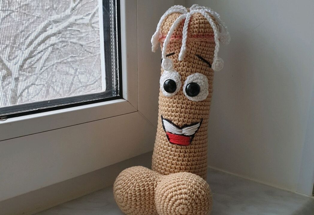 jucăria tricotată simbolizează un penis mărit